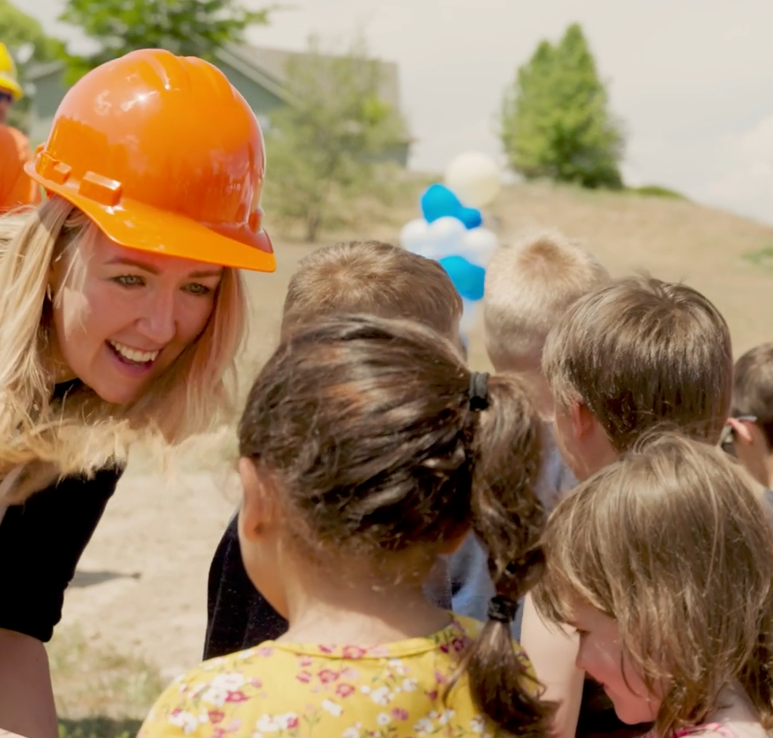 Wendell Mayor Vipperman speaking to kids at the Community Project site